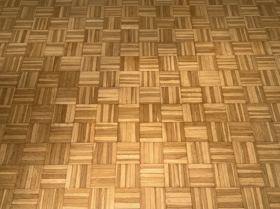 Parquet en bois massif, motif damier en vannerie (basket weave), lames courtes disposées perpendiculairement en blocs alternés 90°