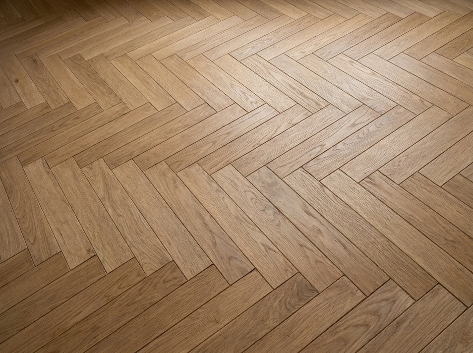 Parquet en point de Hongrie, pose en chevrons alternés à 45°, lames en chêne massif ton miel naturel