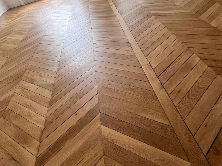 Parquet en point de Hongrie posé en chevrons, réalisé en lames de chêne massif à coupe droite