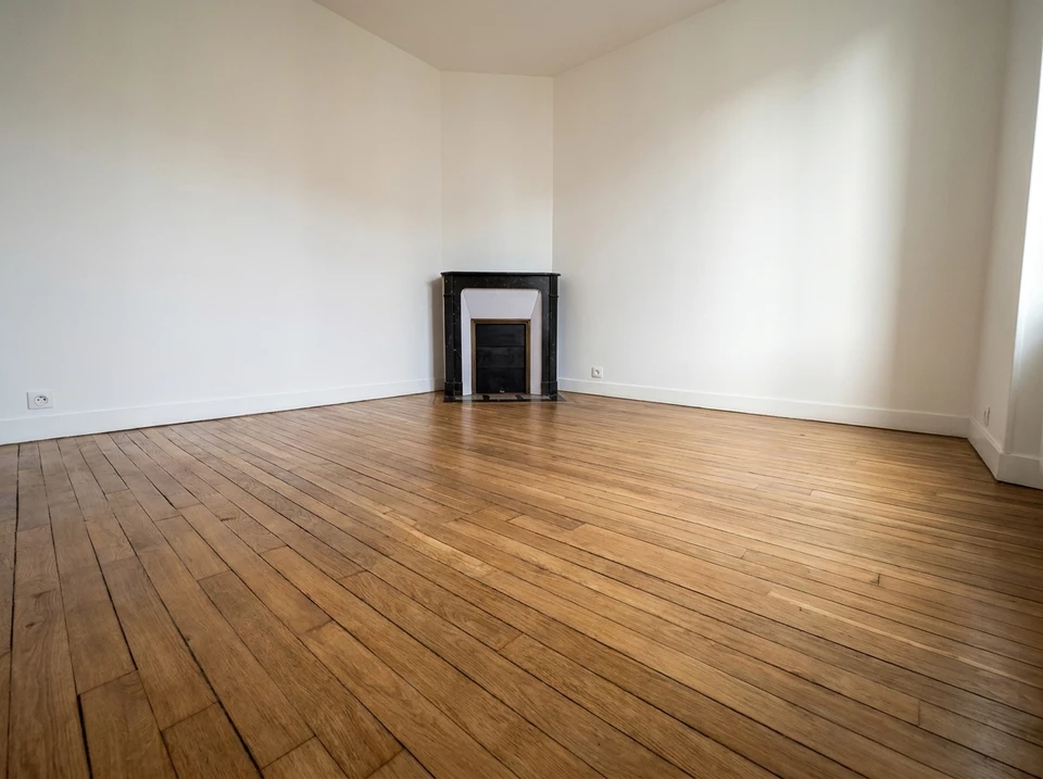 Pièce vide rénovée avec parquet en chêne massif point de Paris, teinte miel, à larges lames