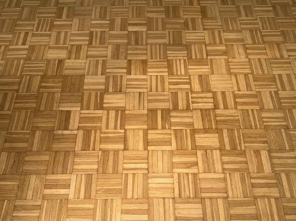 Parquet en bois massif, motif damier en vannerie (basket weave), lames courtes disposées perpendiculairement en blocs alternés 90°