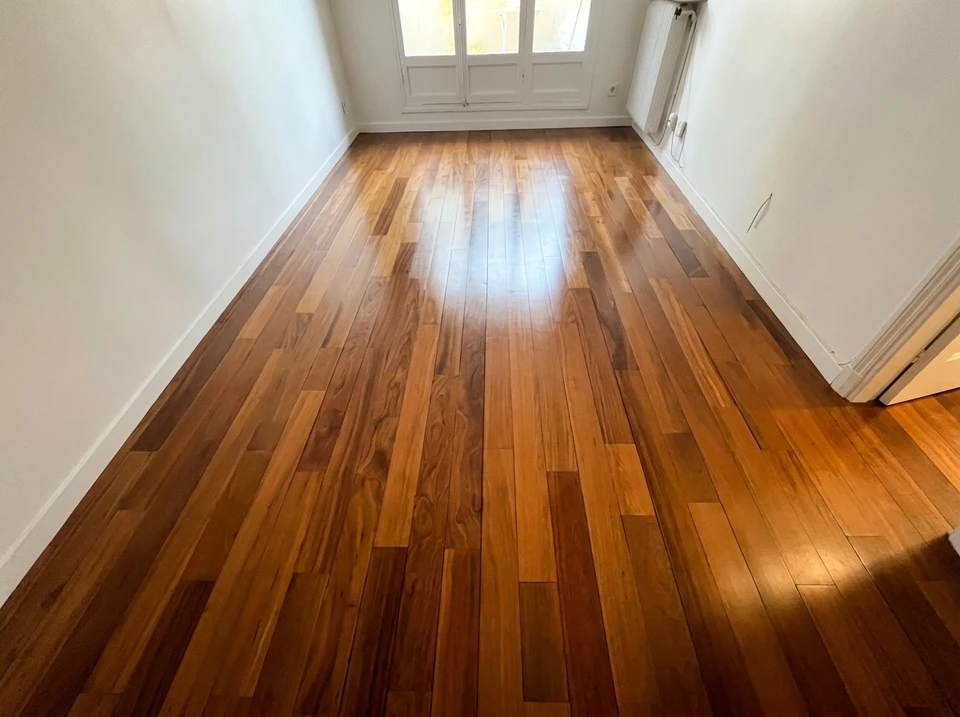 Couloir vide avec parquet en bois massif exotique, posé en lames parallèles format traditionnel