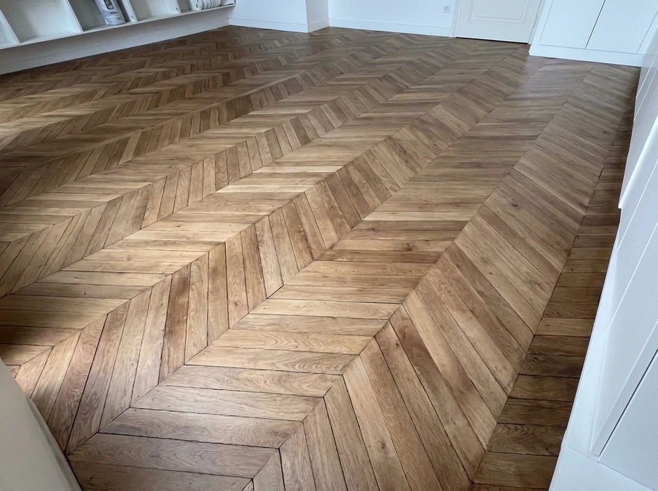 Parquet en point de chevron en chêne naturel, posé en V symétrique centré