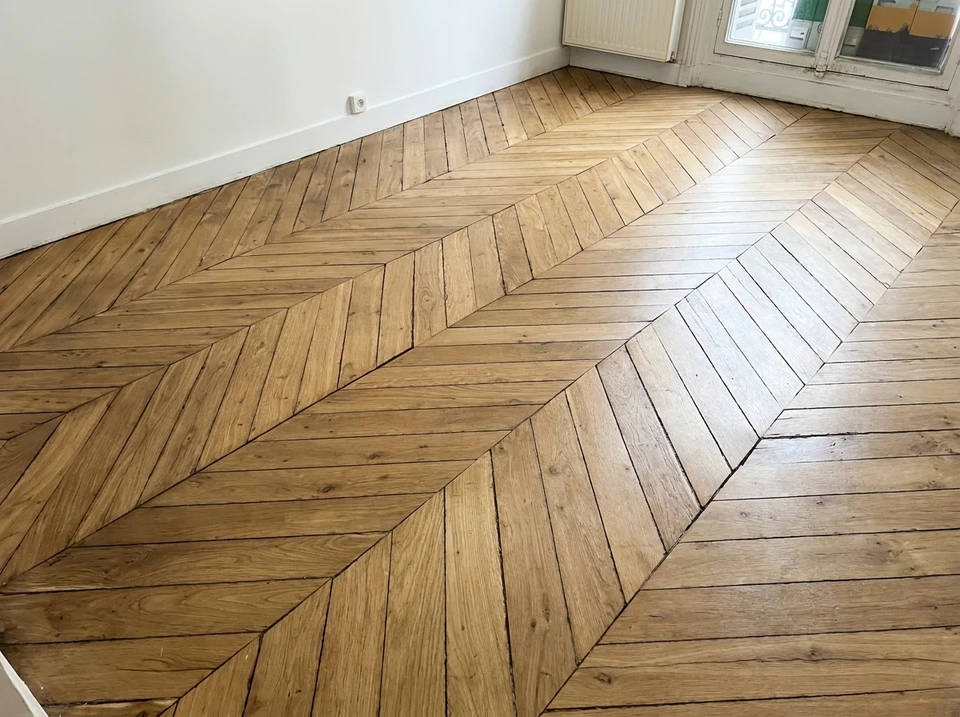 Parquet en point de Hongrie (chevrons) en chêne massif naturel, poncé et huilé, posé en V symétrique