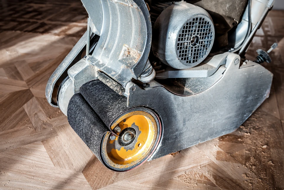 Pièce vide avec parquet massif en chêne rénové, finition huilée ton naturel chaud