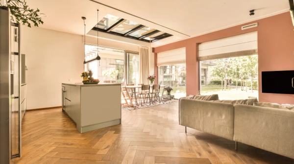 Gros plan sur un parquet massif en chêne montrant une ou plusieurs lames cassées ou fortement endommagées au premier plan, avec une zone de réparation en cours : lame partiellement soulevée ou retirée révélant l'interstice, les lambourdes sous-jacentes visibles, et une lame neuve de remplacement positionnée à côté (même essence, même teinte). Mains gantées d'un professionnel tenant un outil (ciseau, pince) ou guidant la lame. Arrière-plan : parquet intact en bon état. Éclairage naturel dynamique mettant en valeur la texture du bois, le contraste entre la zone réparée et le parquet sain. Perspective qui montre clairement le travail de précision et de restauration. Aucun logo, texte ni filigrane.
