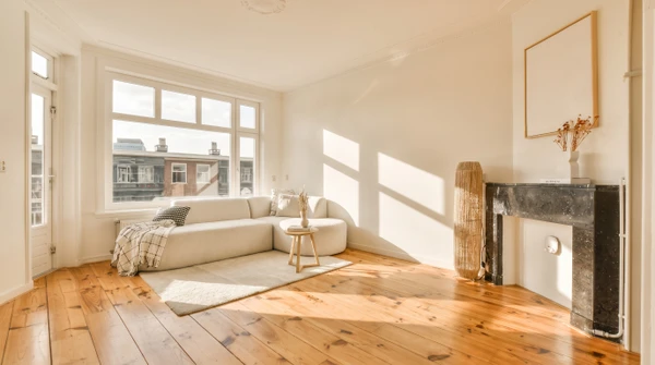 Parquet en bois massif présentant un motif géométrique en étoile à huit branches