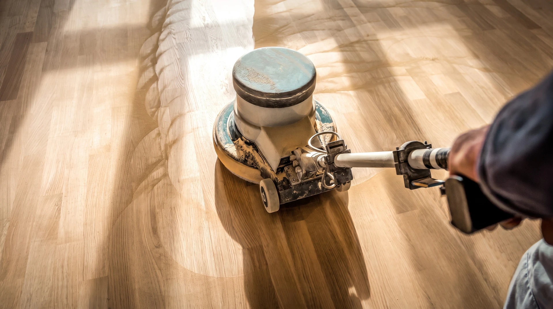 Intérieur avec plancher en bois naturel aux teintes chaleureuses, éclairage directionnel créant un dégradé lumineux de gauche à droite