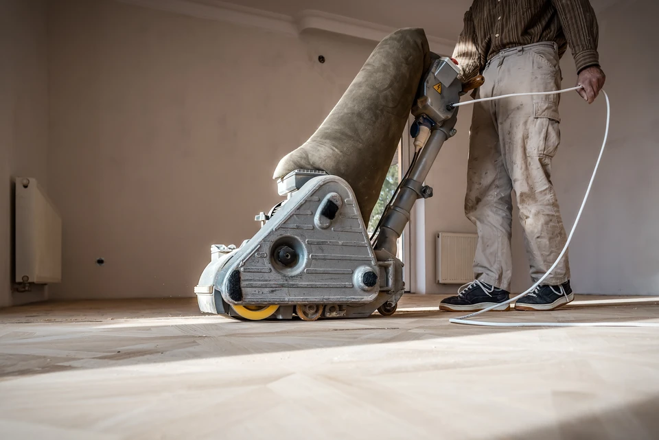 Parquet massif en chêne naturel, planches larges (environ 180-200mm), pose en frise parallèle, teinte dorée, nœuds apparents, joints vifs