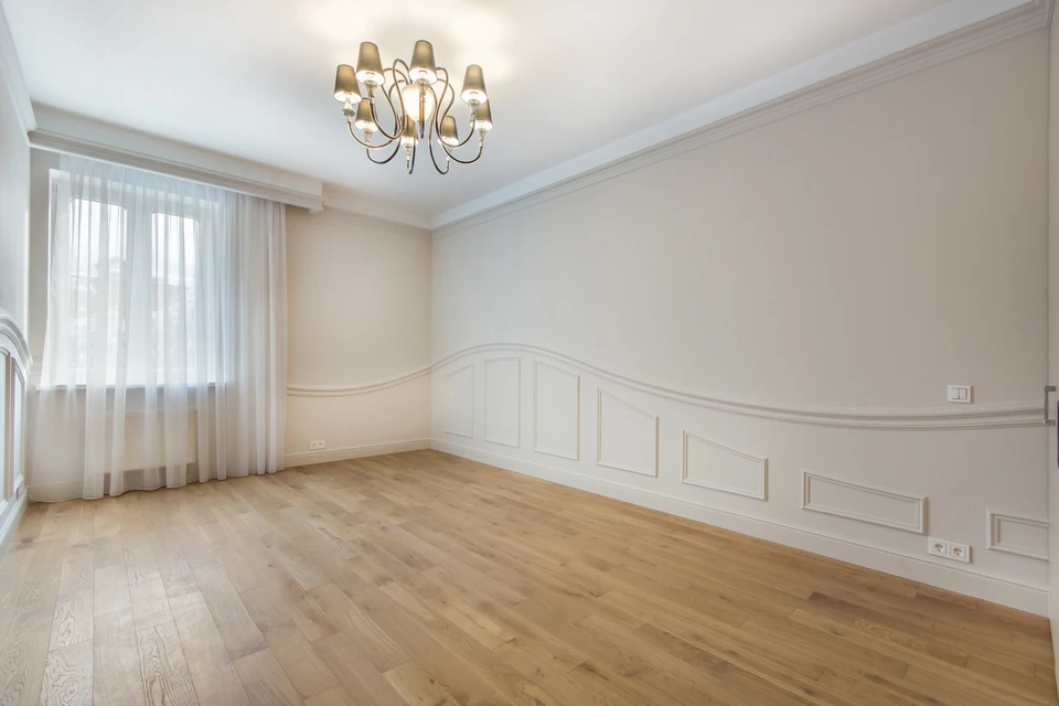Parquet en bois massif, motif damier en vannerie (basket weave), lames courtes disposées perpendiculairement en blocs alternés 90°