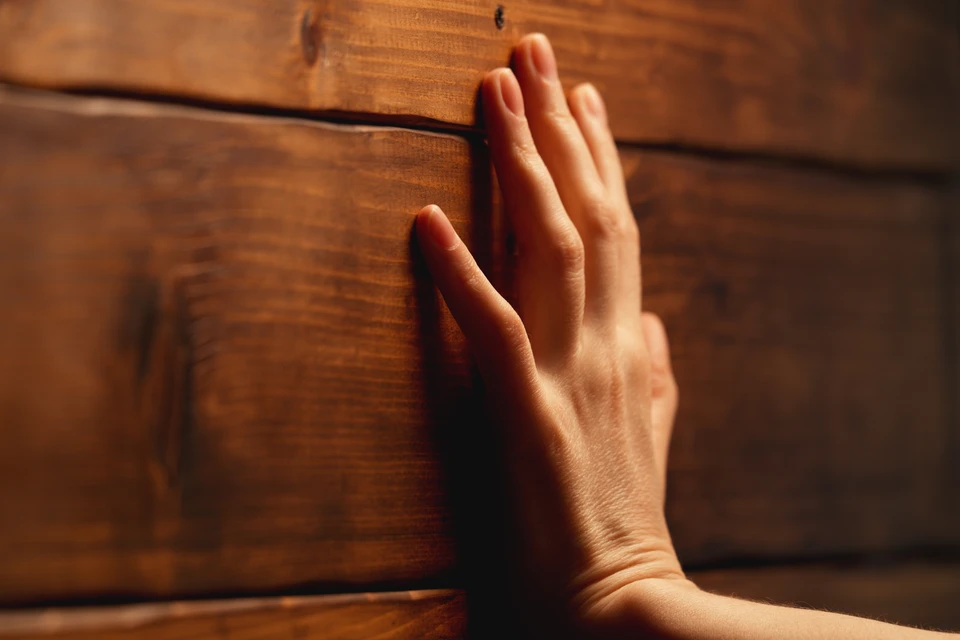 Pièce vide avec parquet massif en chêne rénové, finition huilée ton naturel chaud