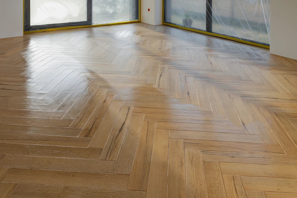 Pièce vide avec parquet en pin massif poncé, planches larges à nœuds apparents, finition naturelle sans vernis