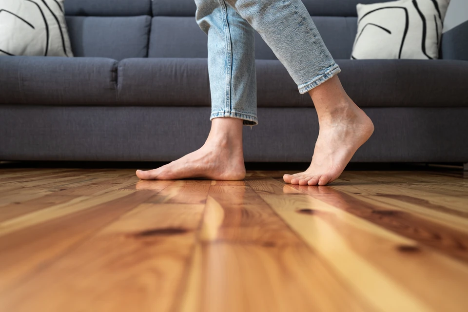 Parquet en bois massif, motif damier en vannerie (basket weave), lames courtes disposées perpendiculairement en blocs alternés 90°