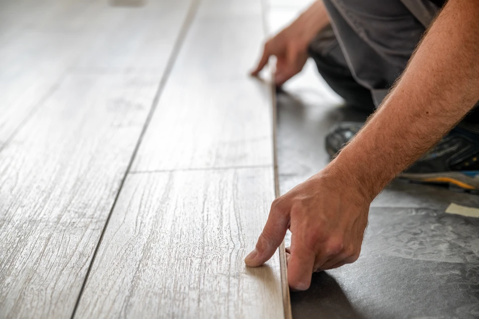 Pièce vide avec parquet en bois massif poncé et vitrifié, teinte miel dorée
