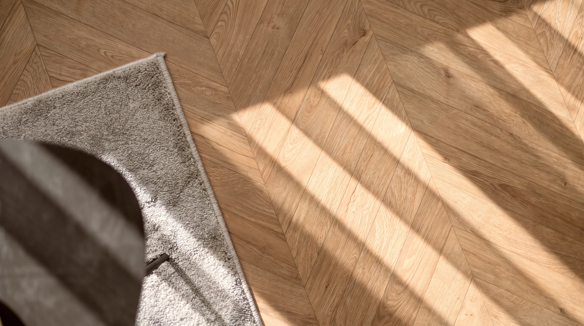 Intérieur résidentiel avec sol en parquet massif chêne naturel disposé en motif chevrons et damier